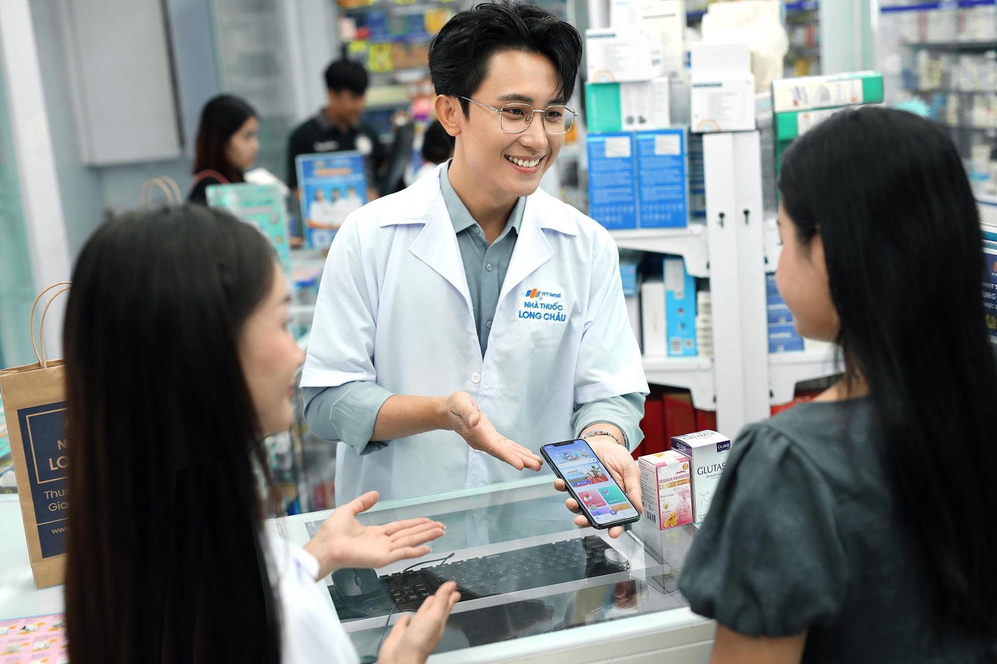 Long Châu - Tiên phong ứng dụng công nghệ số nâng tầm chăm sóc sức khỏe - Ảnh 1. Long Châu - Tiên phong ứng dụng công nghệ số nâng tầm chăm sóc sức khỏe - Ảnh 1.