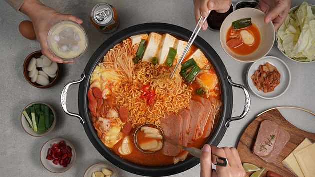 Món bán đầy vỉa hè Việt lên đài Hàn Quốc, một suất 3-4 người ăn, du khách nhận xét: "Đúng là tuyệt tác!" - Ảnh 6. Món bán đầy vỉa hè Việt lên đài Hàn Quốc, một suất 3-4 người ăn, du khách nhận xét: "Đúng là tuyệt tác!" - Ảnh 6.