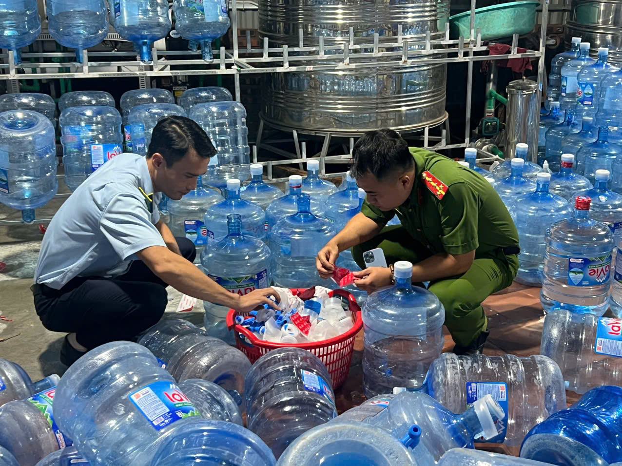 Khởi tố "ông trùm" bán hàng chục ngàn bình nước Lavie giả - Ảnh 2.