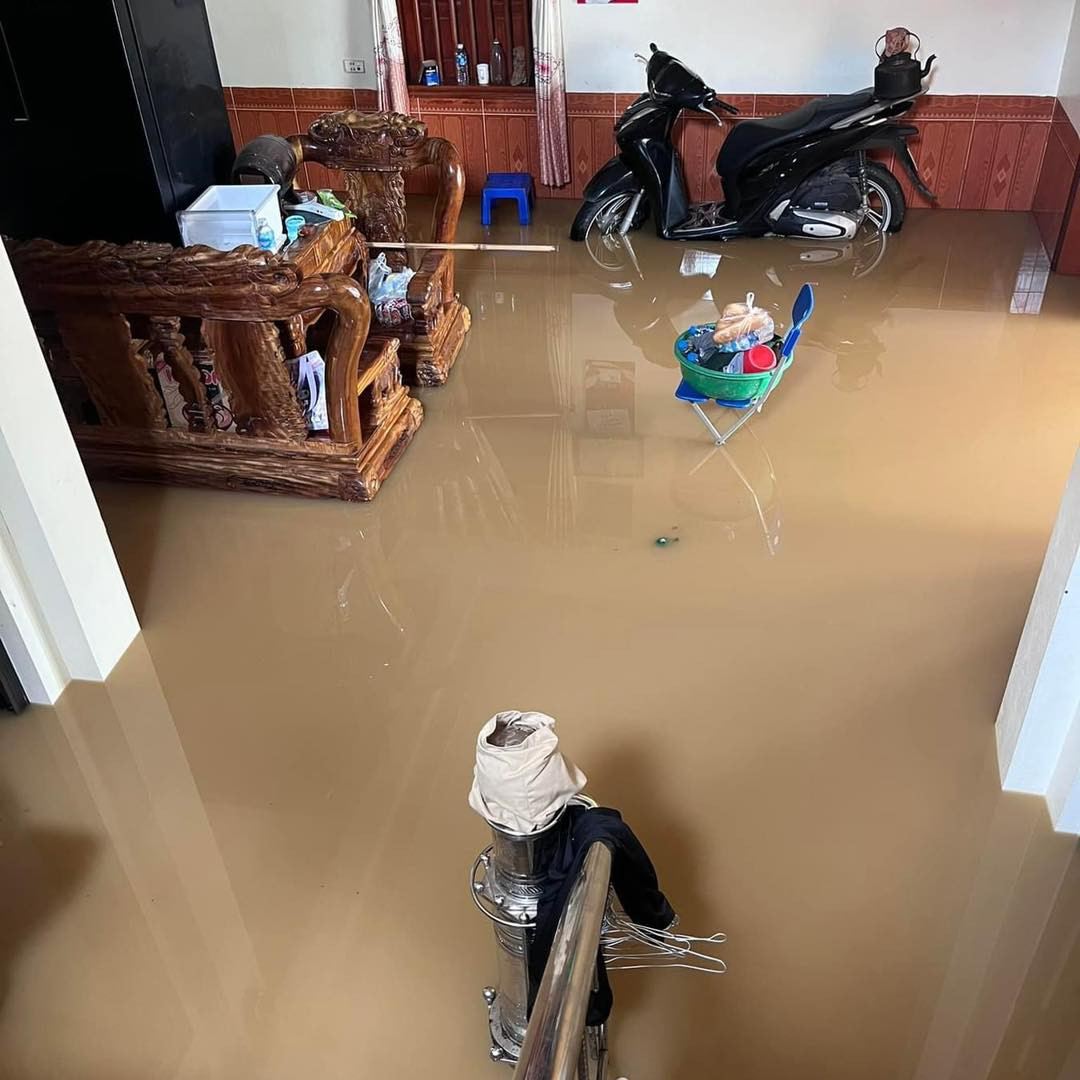 Dọn nhà sau lũ: Kinh nghiệm “xương máu” của người từng "sống chung với lũ", mấu chốt là chọn đúng thời điểm bắt đầu - Ảnh 1. Dọn nhà sau lũ: Kinh nghiệm “xương máu” của người từng "sống chung với lũ", mấu chốt là chọn đúng thời điểm bắt đầu - Ảnh 1.