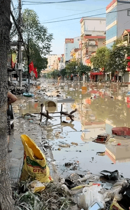 Dọn nhà sau lũ: Kinh nghiệm “xương máu” của người từng "sống chung với lũ", mấu chốt là chọn đúng thời điểm bắt đầu - Ảnh 3. Dọn nhà sau lũ: Kinh nghiệm “xương máu” của người từng "sống chung với lũ", mấu chốt là chọn đúng thời điểm bắt đầu - Ảnh 3.