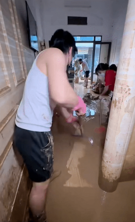 Dọn nhà sau lũ: Kinh nghiệm “xương máu” của người từng "sống chung với lũ", mấu chốt là chọn đúng thời điểm bắt đầu - Ảnh 7. Dọn nhà sau lũ: Kinh nghiệm “xương máu” của người từng "sống chung với lũ", mấu chốt là chọn đúng thời điểm bắt đầu - Ảnh 7.