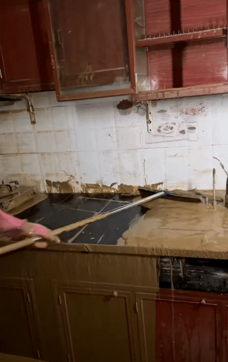 Dọn nhà sau lũ: Kinh nghiệm “xương máu” của người từng "sống chung với lũ", mấu chốt là chọn đúng thời điểm bắt đầu - Ảnh 10. Dọn nhà sau lũ: Kinh nghiệm “xương máu” của người từng "sống chung với lũ", mấu chốt là chọn đúng thời điểm bắt đầu - Ảnh 10.
