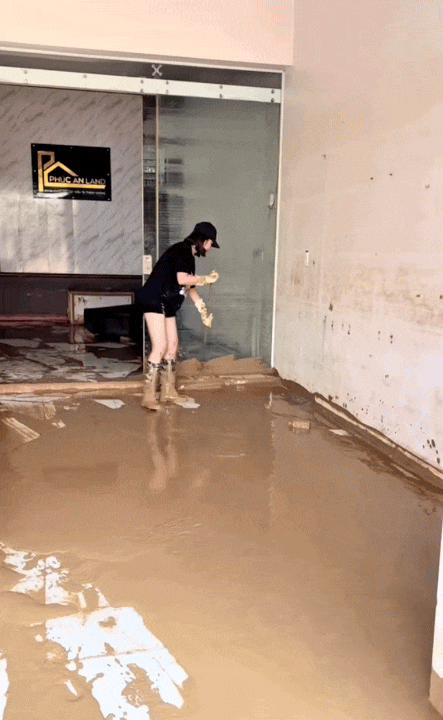 Dọn nhà sau lũ: Kinh nghiệm “xương máu” của người từng "sống chung với lũ", mấu chốt là chọn đúng thời điểm bắt đầu - Ảnh 4. Dọn nhà sau lũ: Kinh nghiệm “xương máu” của người từng "sống chung với lũ", mấu chốt là chọn đúng thời điểm bắt đầu - Ảnh 4.