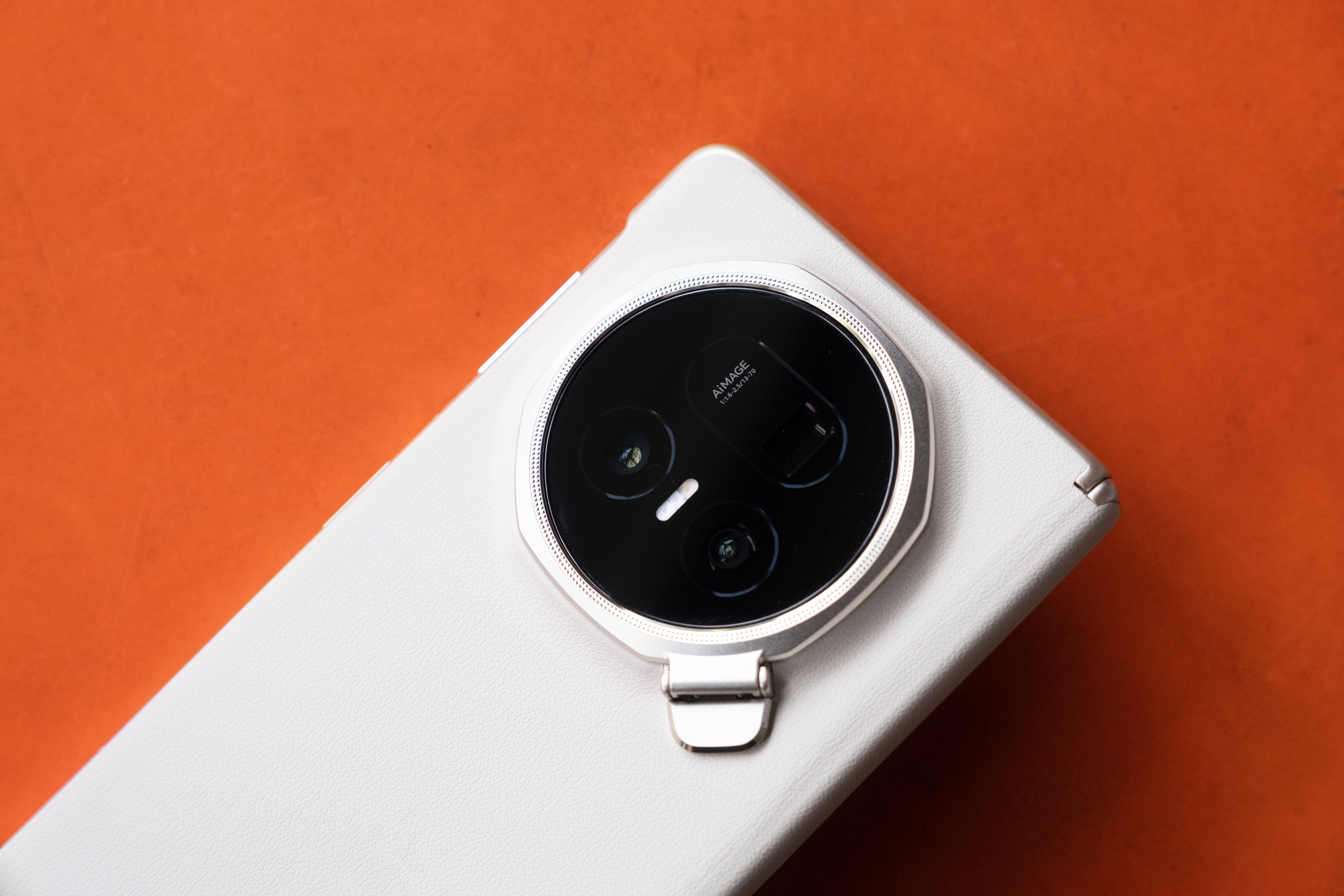 So kè ba gã khổng lồ gập 2025: Samsung nâng chuẩn trải nghiệm, Oppo chọn tốc độ, Honor tung đòn AI an ninh số- Ảnh 4. So kè ba gã khổng lồ gập 2025: Samsung nâng chuẩn trải nghiệm, Oppo chọn tốc độ, Honor tung đòn AI an ninh số- Ảnh 4.