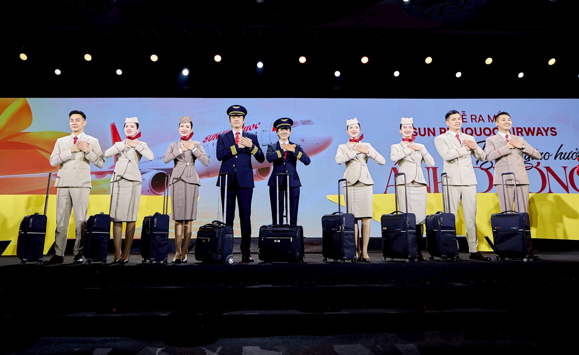 Sun Group chính thức ra mắt hãng hàng không Sun PhuQuoc Airways, đồng phục tiếp viên lấy cảm hứng từ áo ngũ thân và phong thái Nam Phương Hoàng hậu- Ảnh 3.