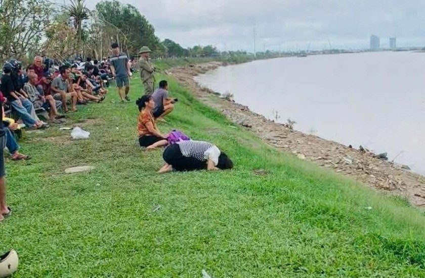 Vụ bố ôm 2 con nhỏ nhảy xuống sông tự tử: Đã tìm thấy thi thể 2 người con - Ảnh 1.