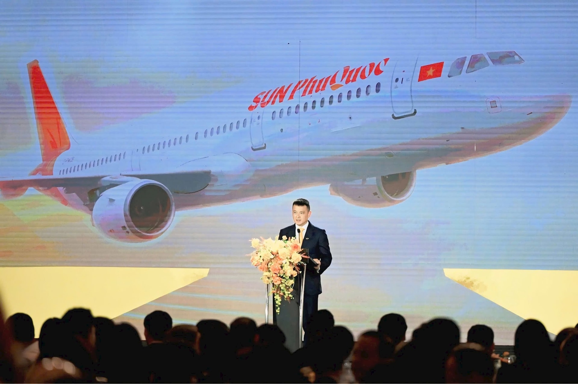 Sun Group chính thức ra mắt hãng hàng không Sun PhuQuoc Airways, đồng phục tiếp viên lấy cảm hứng từ áo ngũ thân và phong thái Nam Phương Hoàng hậu- Ảnh 2.