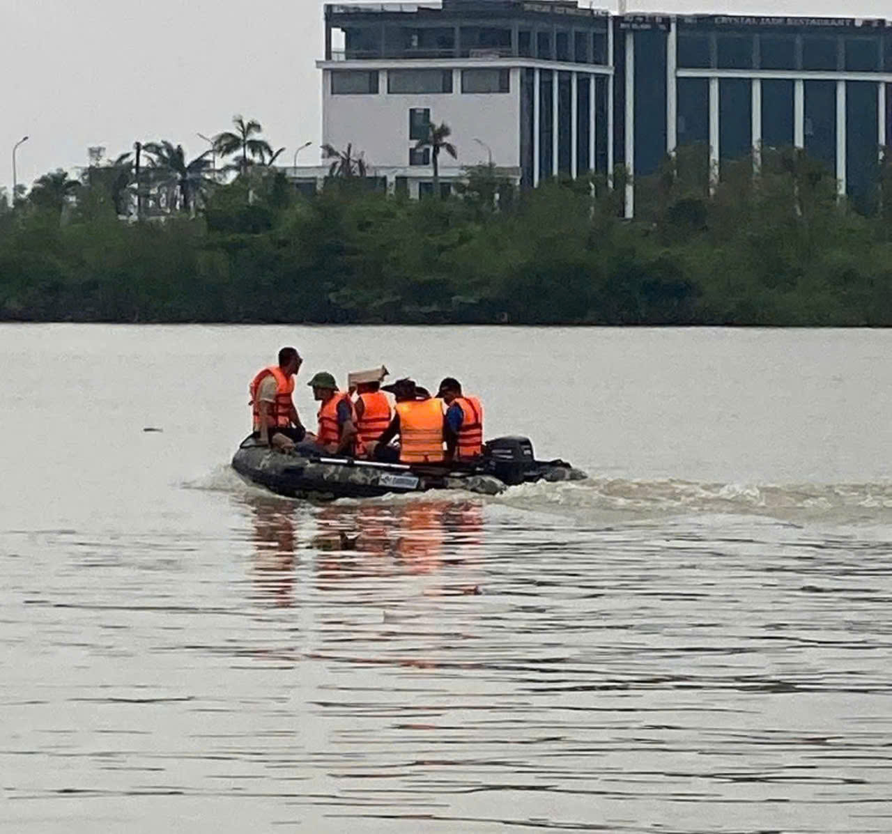 Vụ bố ôm 2 con nhỏ nhảy xuống sông tự tử: Đã tìm thấy thi thể 2 người con - Ảnh 2.