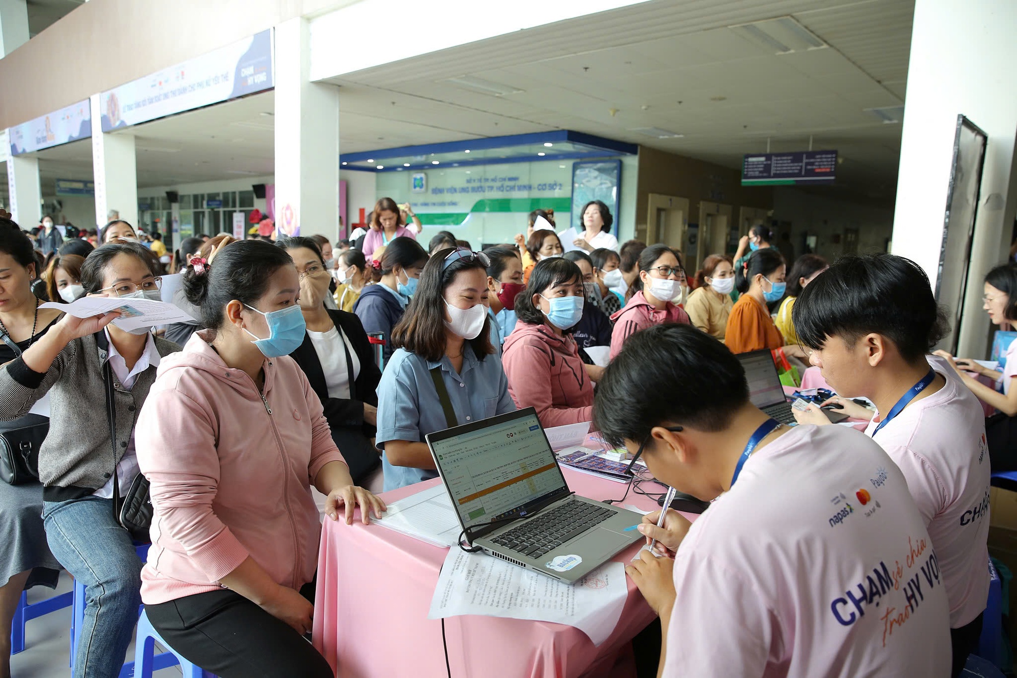 Tầm soát ung thư miễn phí cho hơn 2.000 phụ nữ dịp 20/10 - Ảnh 1.