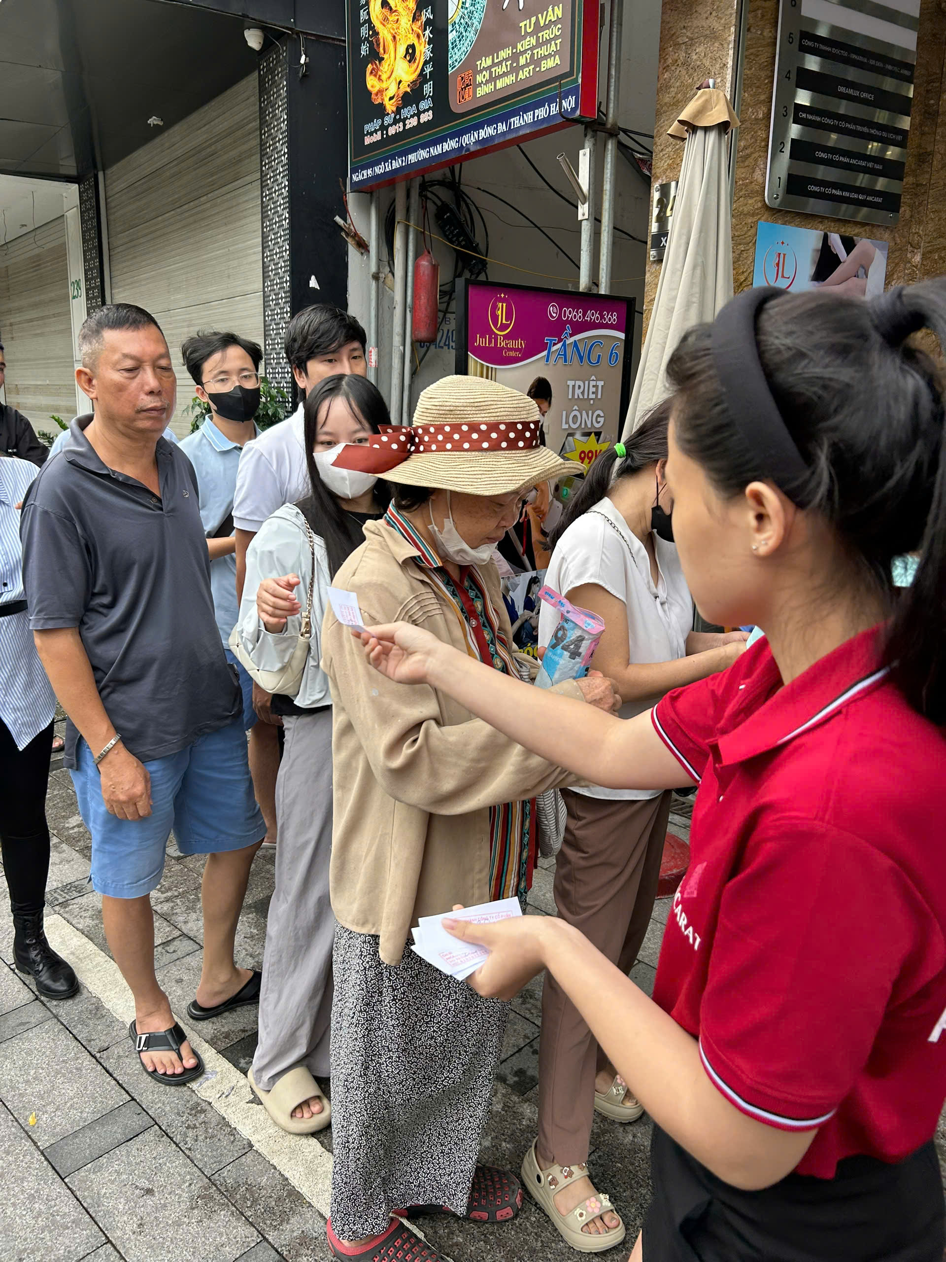 Bạc tăng lên đỉnh mọi thời đại, người Hà Nội xếp hàng mua từ sáng sớm - Ảnh 3.