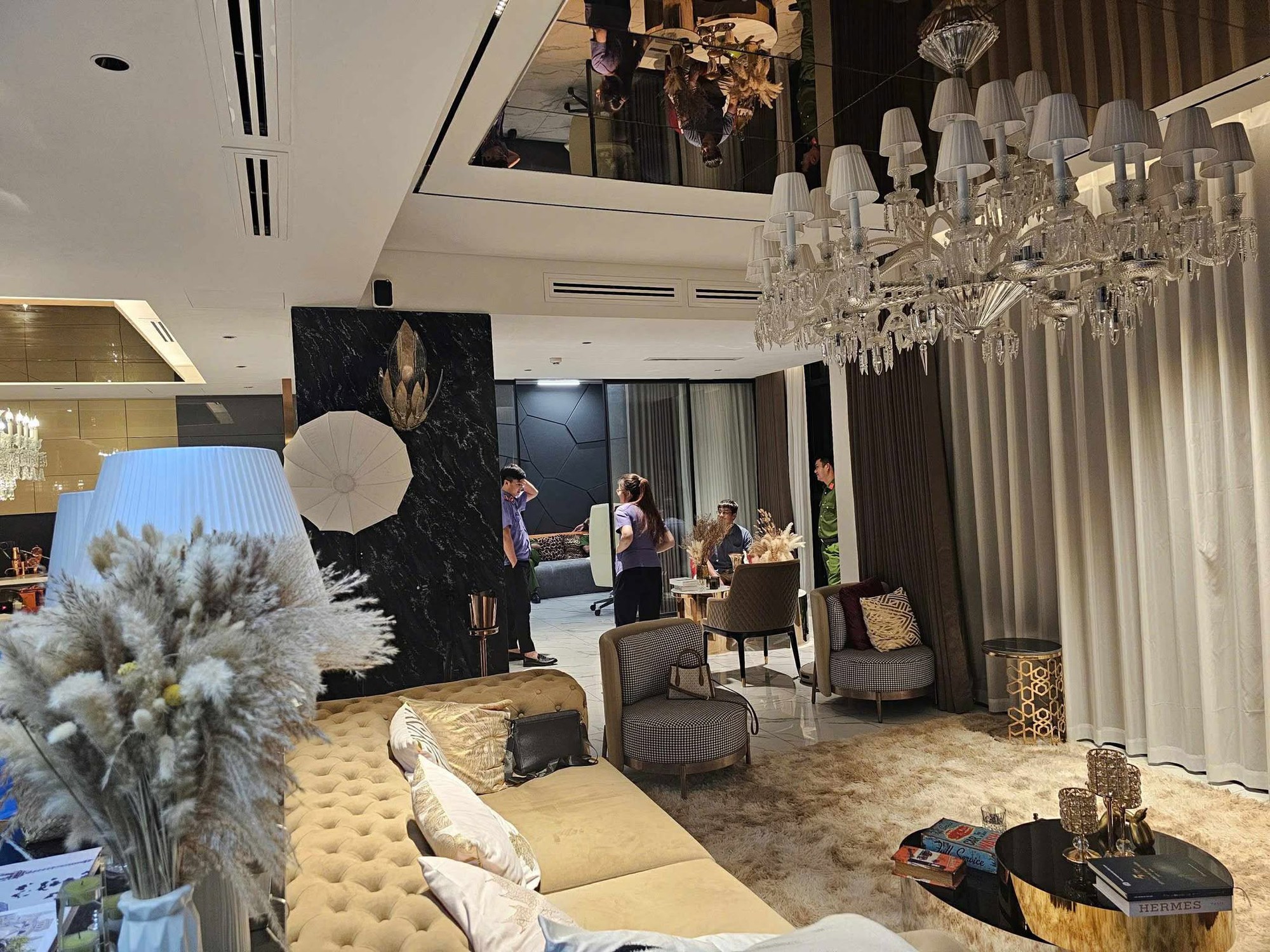 Ảnh, clip: Khám xét nơi ở của Võ Thị Ngọc Ngân- Ảnh 2. Ảnh, clip: Khám xét nơi ở của Võ Thị Ngọc Ngân- Ảnh 2.