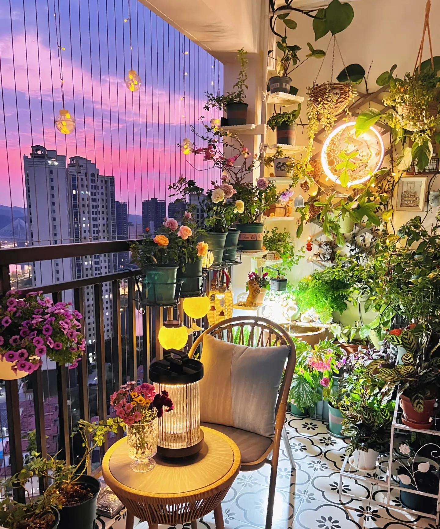 Nhà hàng xóm chỉ có ban công 4m² mà làm được khu vườn đẹp như resort, nhìn xong tôi chỉ biết thốt lên "đỉnh thật"! - Ảnh 3.