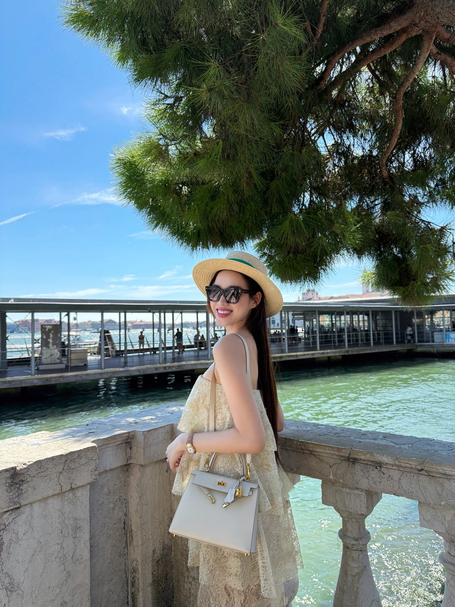 HH Đỗ Hà ăn hỏi: Cô dâu đặt 21 bộ áo dài, riêng áo dài cưới từ tên gọi đã mang ý nghĩa đặc biệt- Ảnh 21. HH Đỗ Hà ăn hỏi: Cô dâu đặt 21 bộ áo dài, riêng áo dài cưới từ tên gọi đã mang ý nghĩa đặc biệt- Ảnh 21.