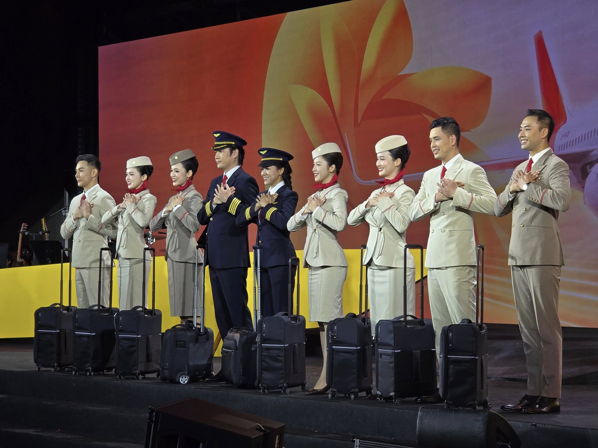 Lộ diện đồng phục của dàn tiếp viên, cơ trưởng, cơ phó Sun Phuquoc Airways - Ảnh 1.