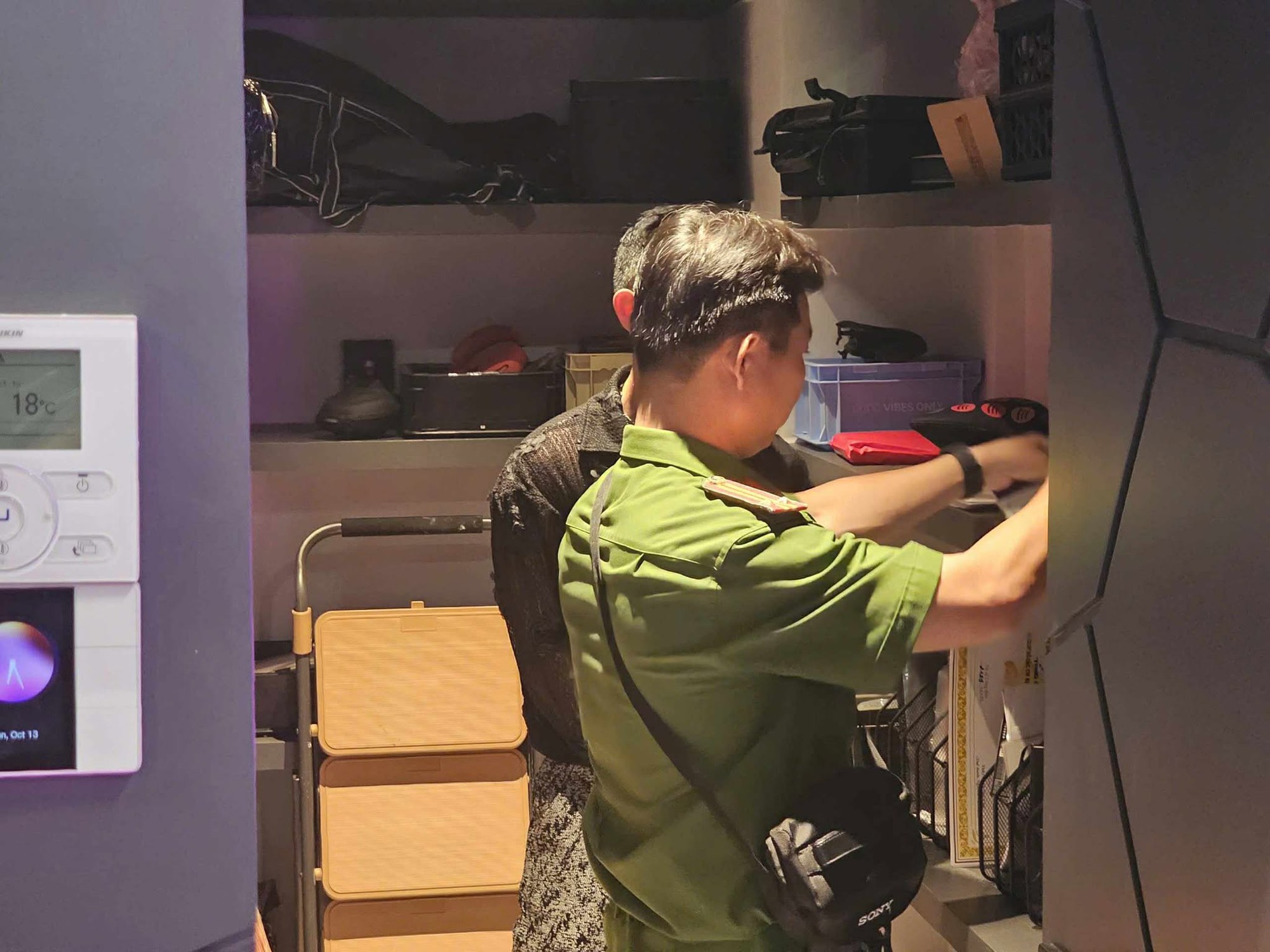 Ảnh, clip: Khám xét nơi ở của Võ Thị Ngọc Ngân- Ảnh 4. Ảnh, clip: Khám xét nơi ở của Võ Thị Ngọc Ngân- Ảnh 4.