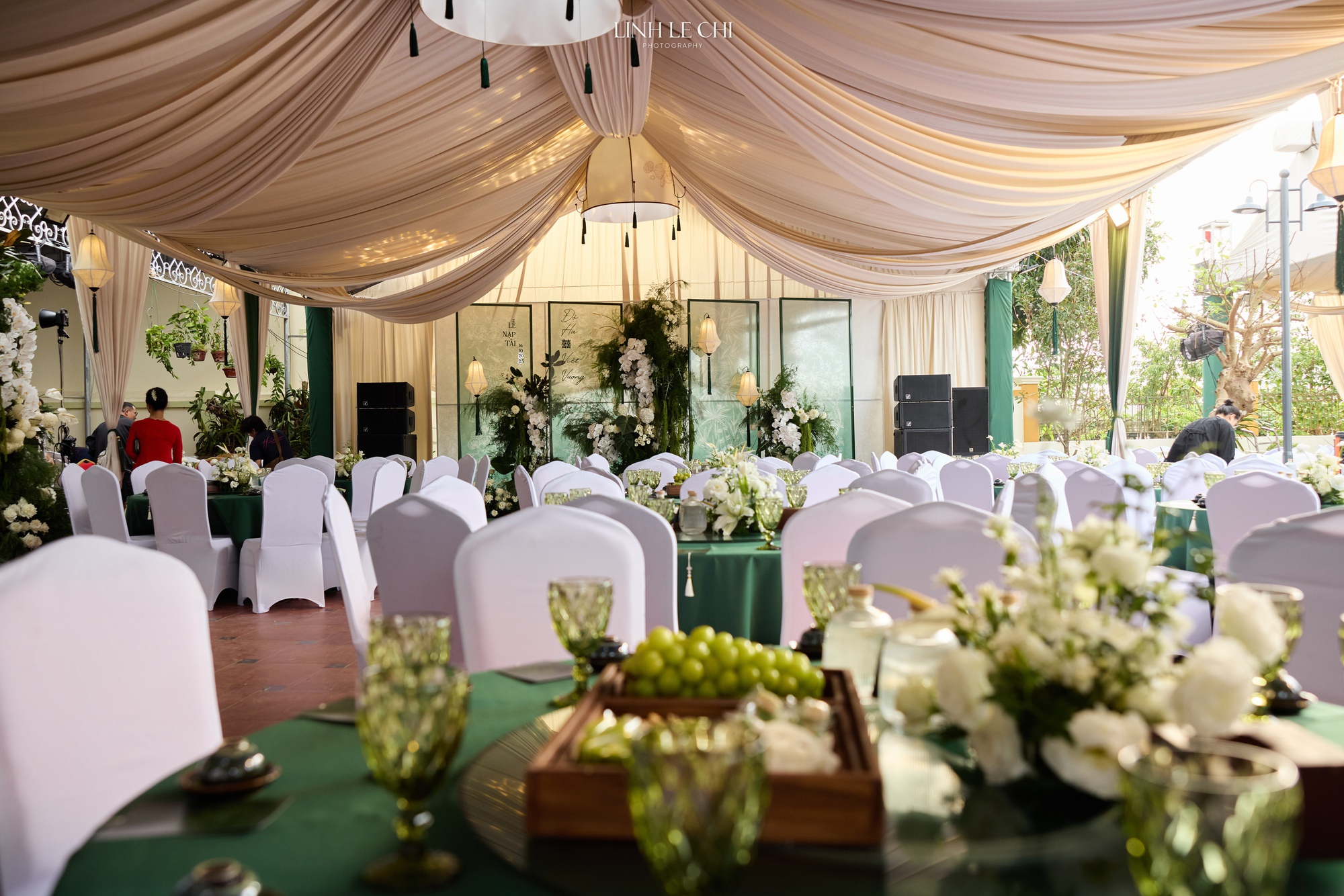 HH Đỗ Hà ăn hỏi: Cô dâu đặt 21 bộ áo dài, riêng áo dài cưới từ tên gọi đã mang ý nghĩa đặc biệt- Ảnh 3. HH Đỗ Hà ăn hỏi: Cô dâu đặt 21 bộ áo dài, riêng áo dài cưới từ tên gọi đã mang ý nghĩa đặc biệt- Ảnh 3.