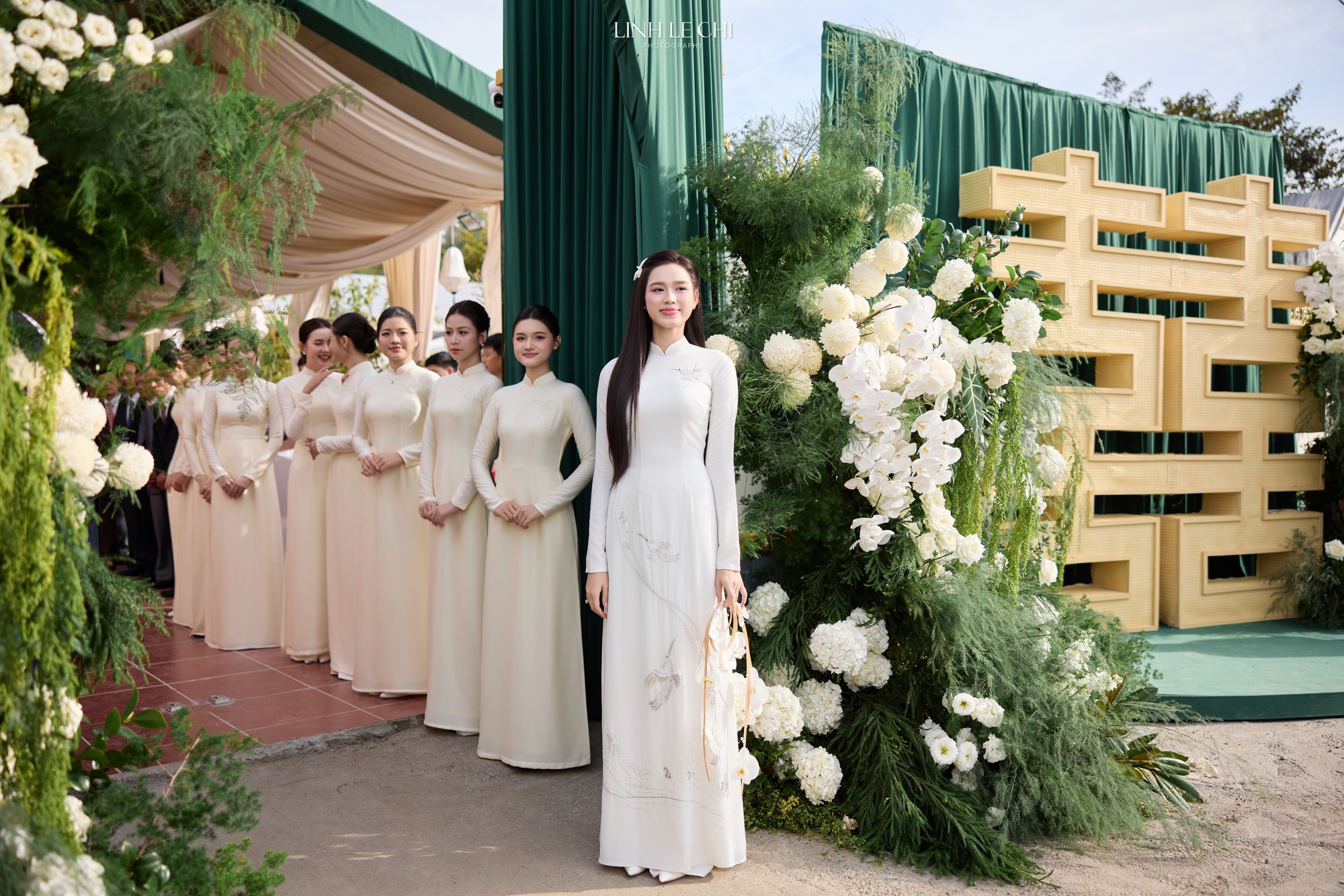 HH Đỗ Hà ăn hỏi: Cô dâu đặt 21 bộ áo dài, riêng áo dài cưới từ tên gọi đã mang ý nghĩa đặc biệt- Ảnh 14. HH Đỗ Hà ăn hỏi: Cô dâu đặt 21 bộ áo dài, riêng áo dài cưới từ tên gọi đã mang ý nghĩa đặc biệt- Ảnh 14.