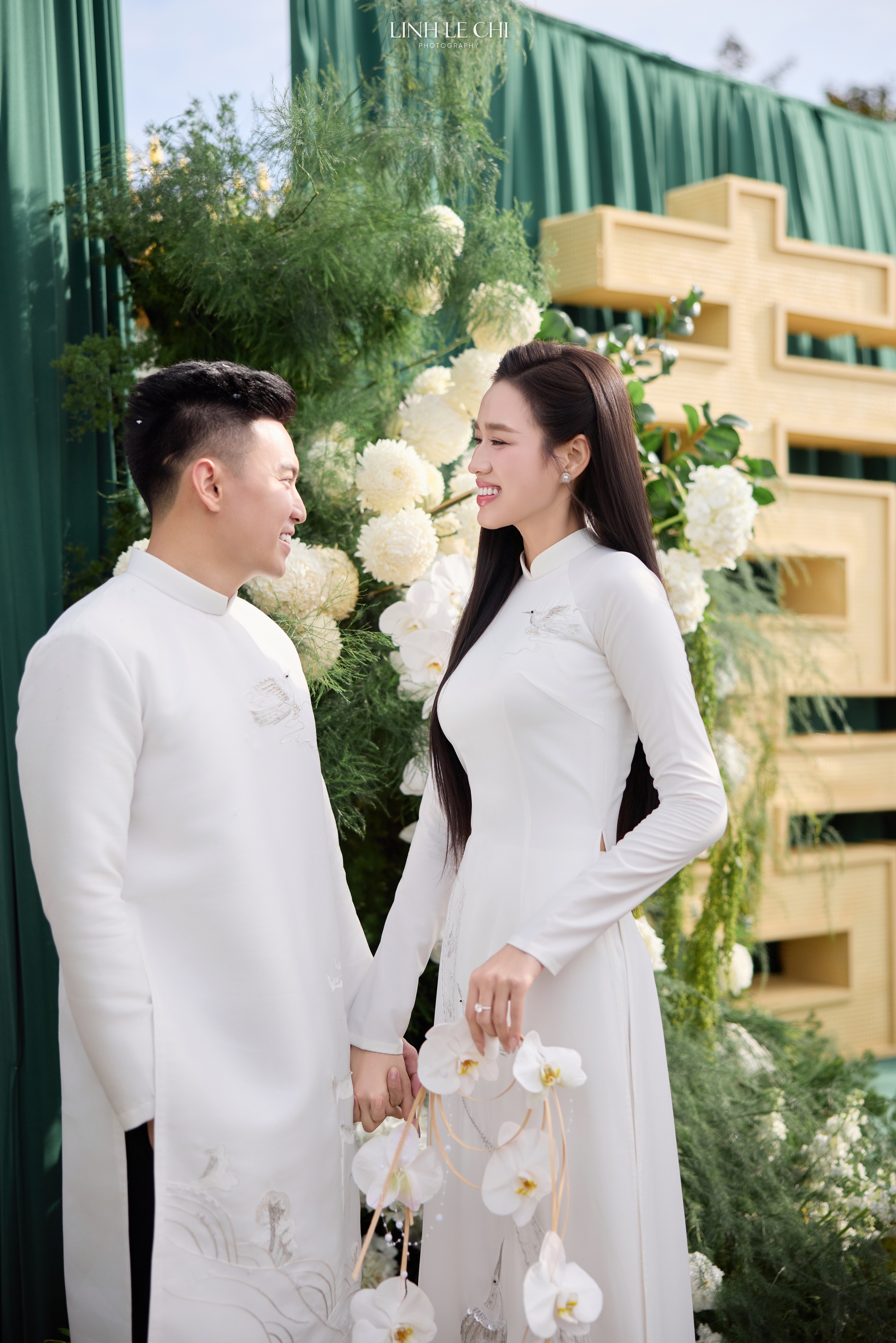 HH Đỗ Hà ăn hỏi: Cô dâu đặt 21 bộ áo dài, riêng áo dài cưới từ tên gọi đã mang ý nghĩa đặc biệt- Ảnh 11. HH Đỗ Hà ăn hỏi: Cô dâu đặt 21 bộ áo dài, riêng áo dài cưới từ tên gọi đã mang ý nghĩa đặc biệt- Ảnh 11.