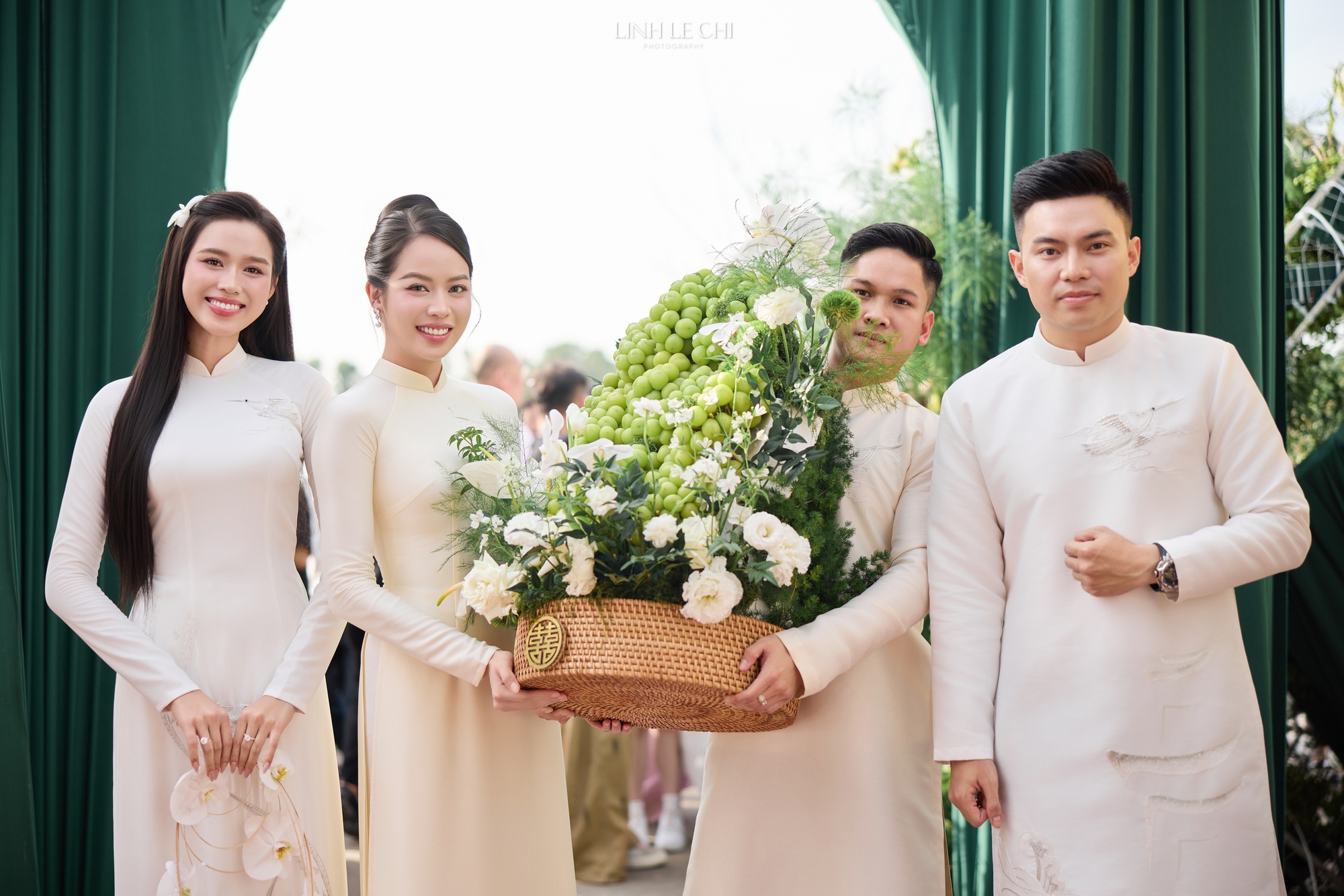 HH Đỗ Hà ăn hỏi: Cô dâu đặt 21 bộ áo dài, riêng áo dài cưới từ tên gọi đã mang ý nghĩa đặc biệt- Ảnh 16. HH Đỗ Hà ăn hỏi: Cô dâu đặt 21 bộ áo dài, riêng áo dài cưới từ tên gọi đã mang ý nghĩa đặc biệt- Ảnh 16.