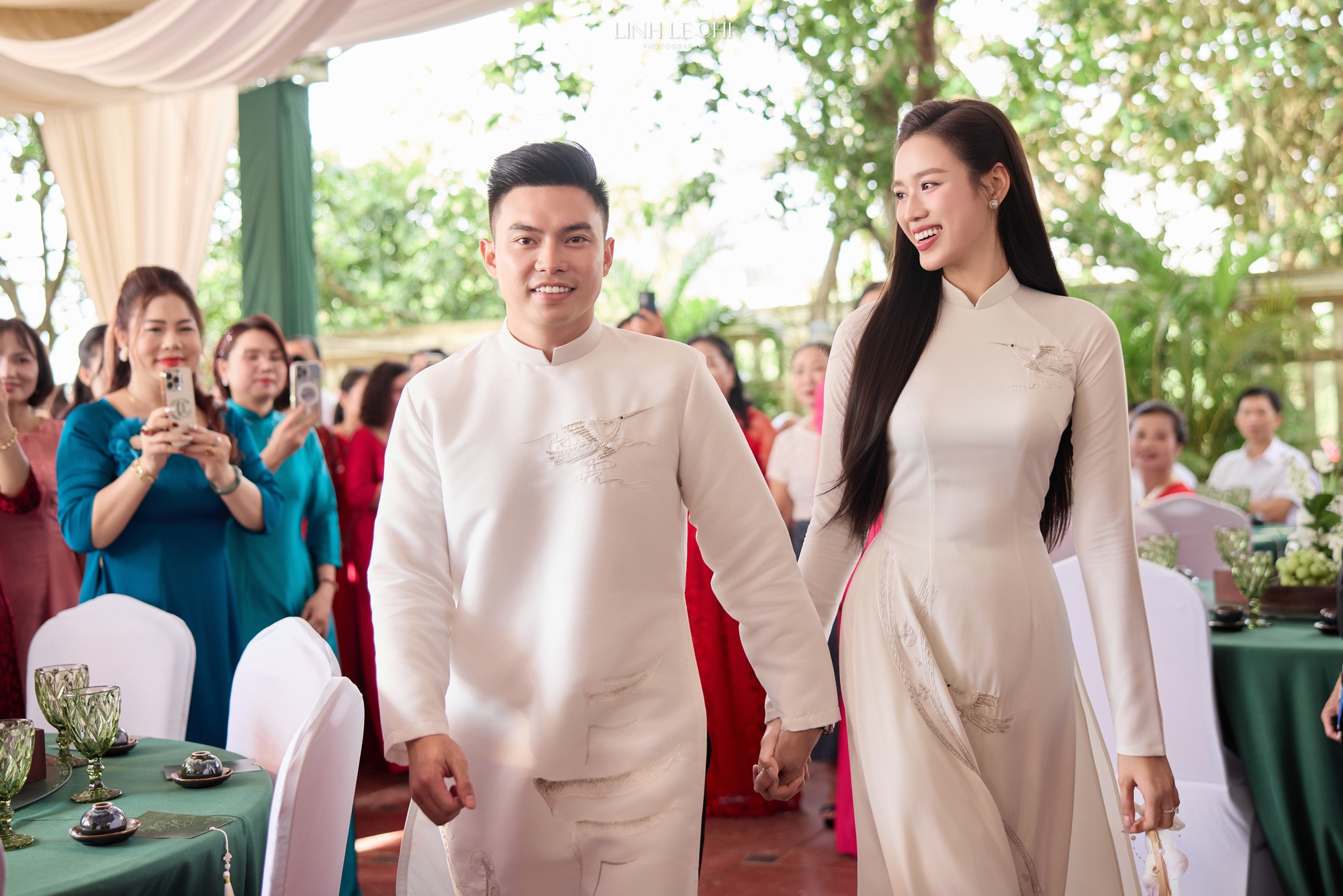 HH Đỗ Hà ăn hỏi: Cô dâu đặt 21 bộ áo dài, riêng áo dài cưới từ tên gọi đã mang ý nghĩa đặc biệt- Ảnh 15. HH Đỗ Hà ăn hỏi: Cô dâu đặt 21 bộ áo dài, riêng áo dài cưới từ tên gọi đã mang ý nghĩa đặc biệt- Ảnh 15.