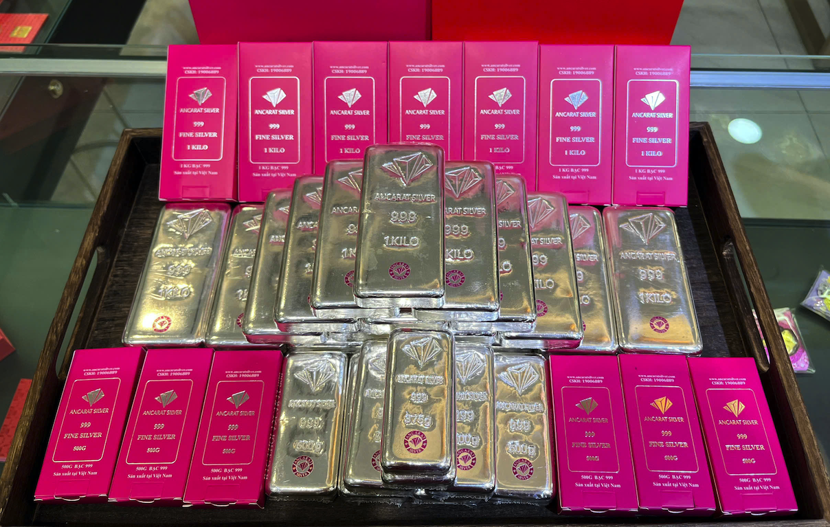 Bạc tăng lên đỉnh mọi thời đại, người Hà Nội xếp hàng mua từ sáng sớm - Ảnh 2.