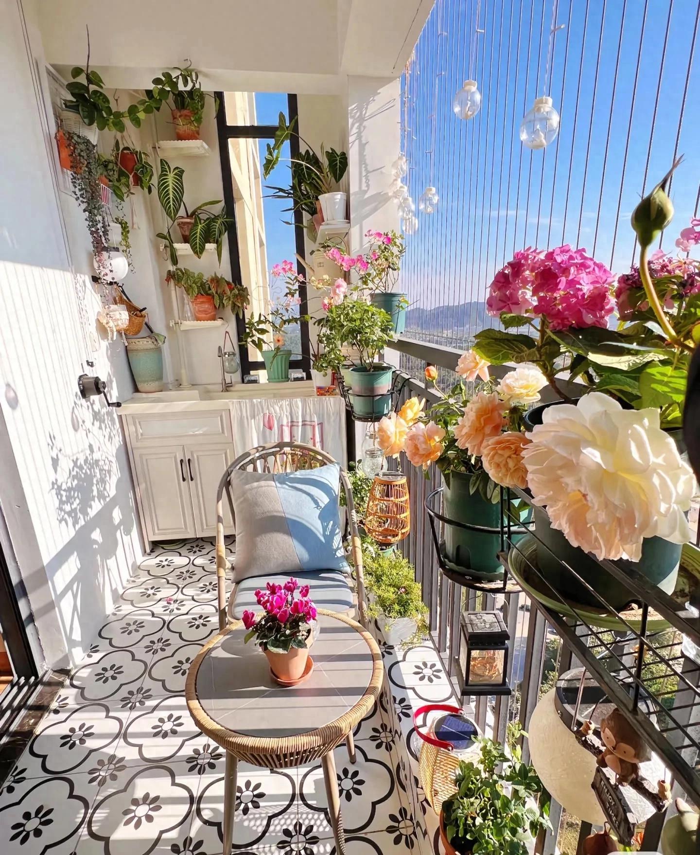 Nhà hàng xóm chỉ có ban công 4m² mà làm được khu vườn đẹp như resort, nhìn xong tôi chỉ biết thốt lên "đỉnh thật"! - Ảnh 1.