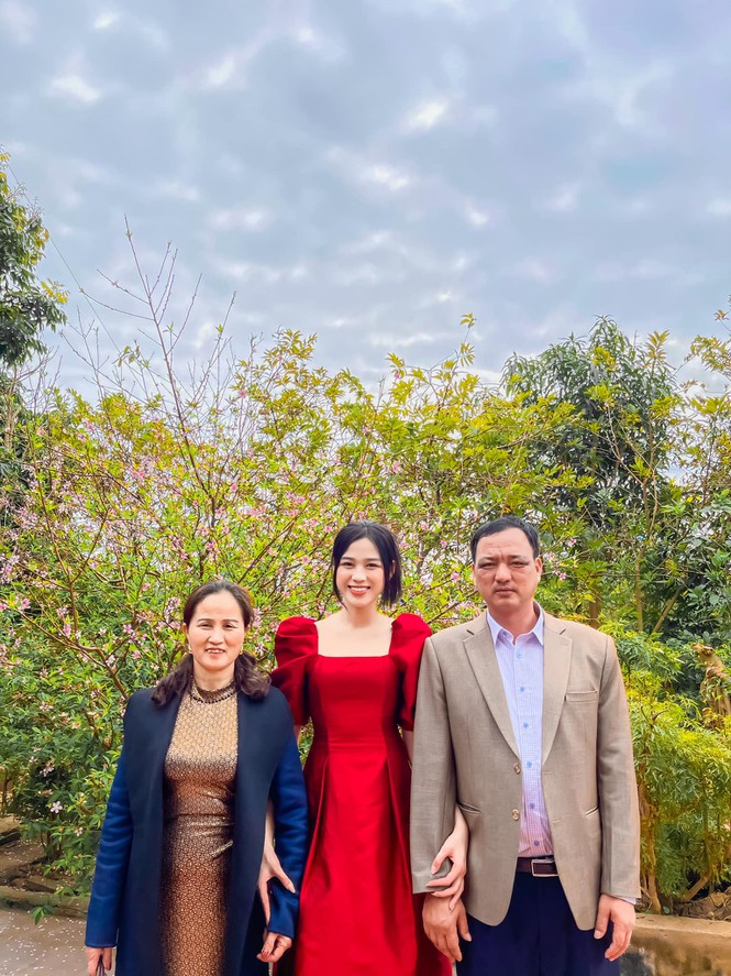 Phu nhân Chủ tịch tập đoàn Sơn Hải diện áo dài đôi với mẹ Hoa hậu Đỗ Hà- Ảnh 5. Phu nhân Chủ tịch tập đoàn Sơn Hải diện áo dài đôi với mẹ Hoa hậu Đỗ Hà- Ảnh 5.