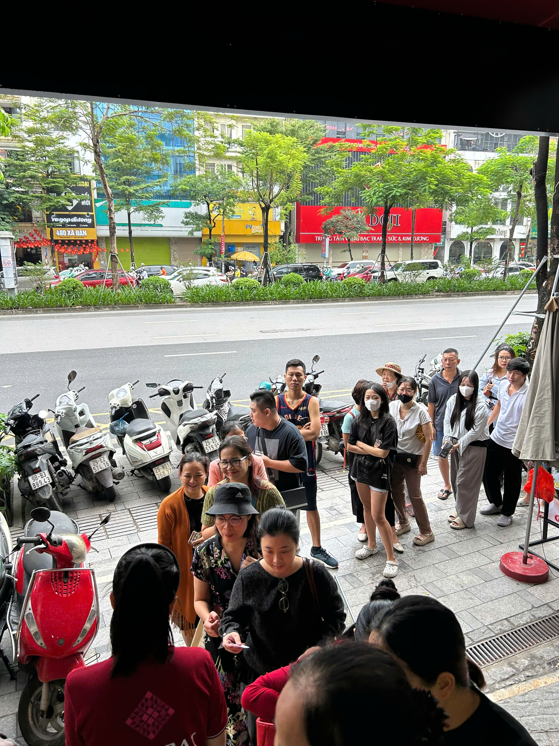 Bạc tăng lên đỉnh mọi thời đại, người Hà Nội xếp hàng mua từ sáng sớm - Ảnh 5.