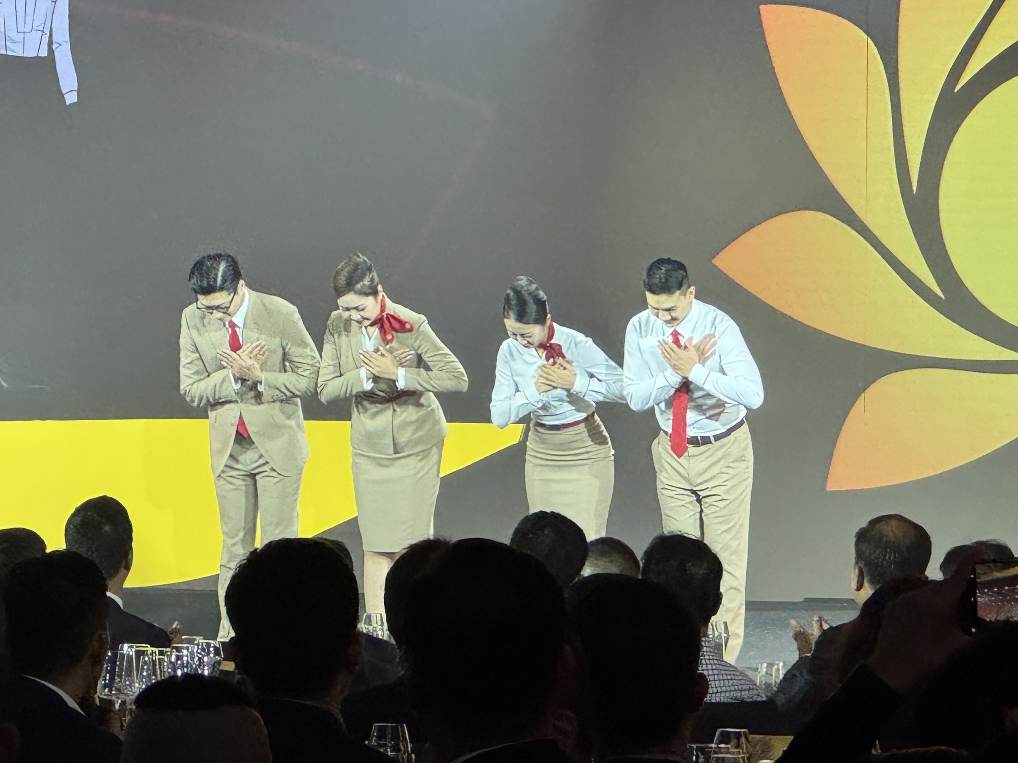 Lộ diện đồng phục của dàn tiếp viên, cơ trưởng, cơ phó Sun Phuquoc Airways - Ảnh 4.