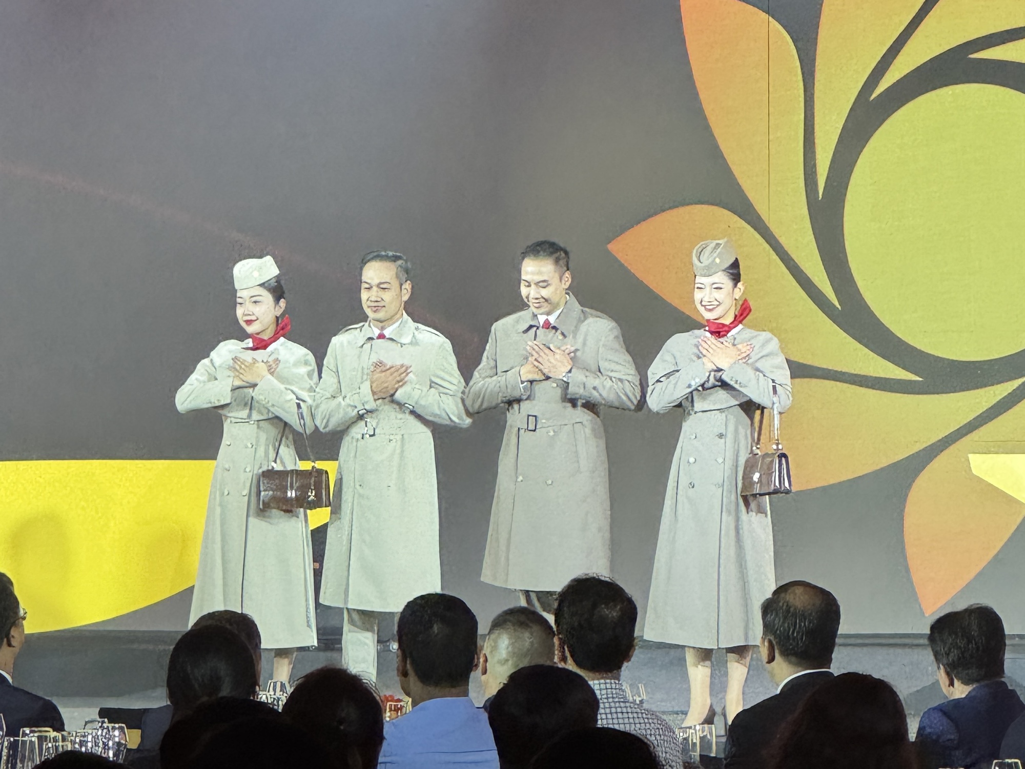 Lộ diện đồng phục của dàn tiếp viên, cơ trưởng, cơ phó Sun Phuquoc Airways - Ảnh 7.