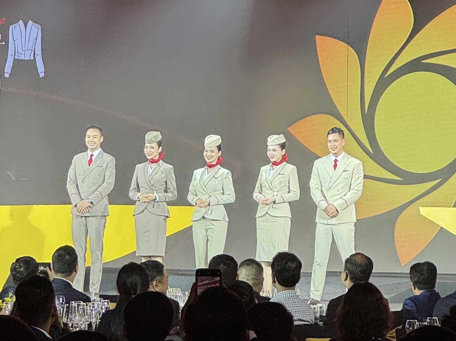 Lộ diện đồng phục của dàn tiếp viên, cơ trưởng, cơ phó Sun Phuquoc Airways - Ảnh 10.