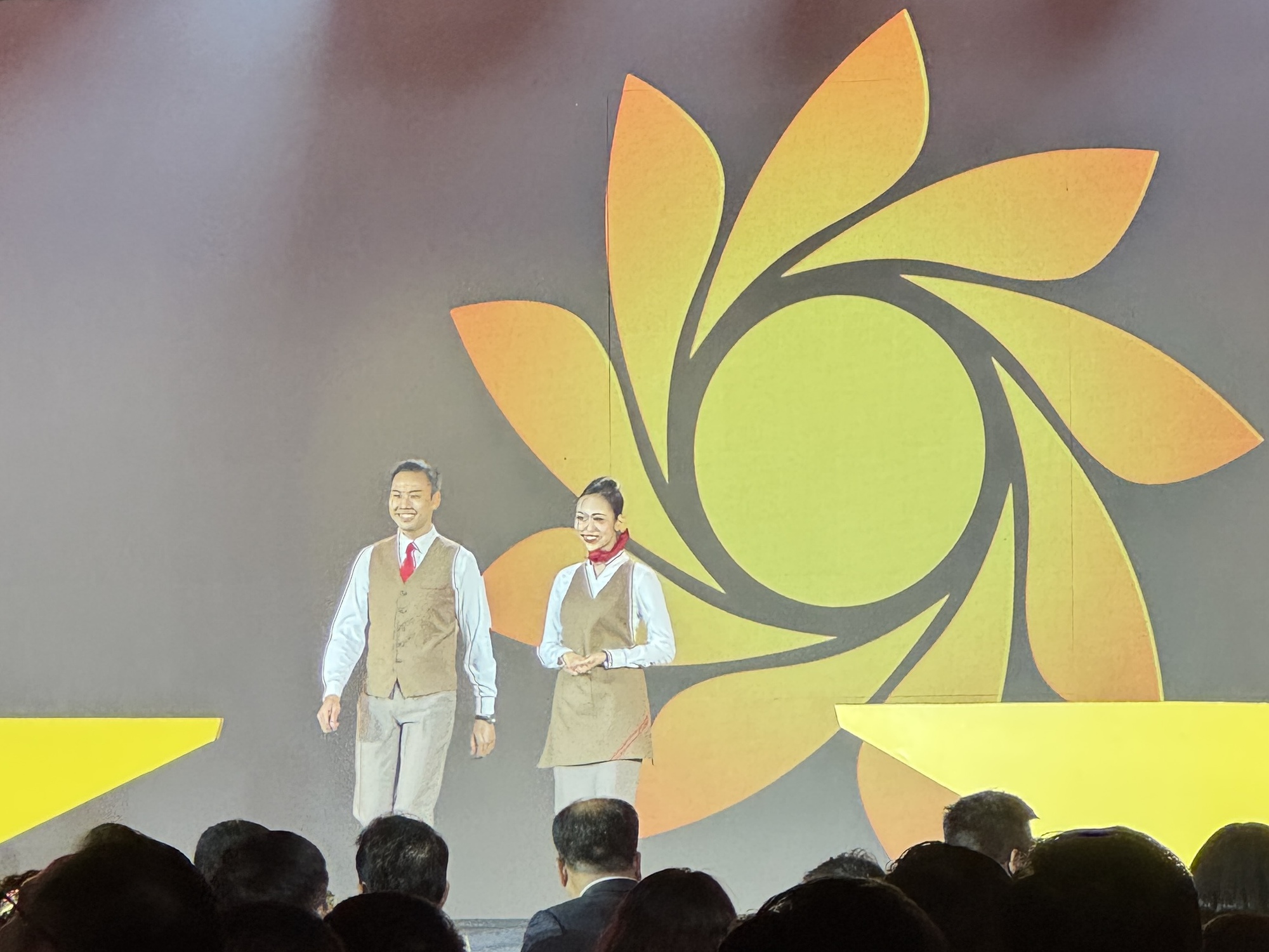 Lộ diện đồng phục của dàn tiếp viên, cơ trưởng, cơ phó Sun Phuquoc Airways - Ảnh 15.