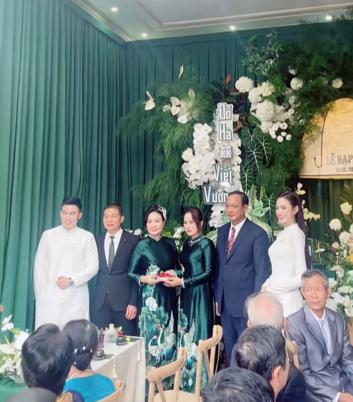 Phu nhân Chủ tịch tập đoàn Sơn Hải diện áo dài đôi với mẹ Hoa hậu Đỗ Hà- Ảnh 4. Phu nhân Chủ tịch tập đoàn Sơn Hải diện áo dài đôi với mẹ Hoa hậu Đỗ Hà- Ảnh 4.