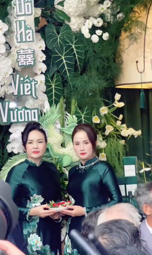 Phu nhân Chủ tịch tập đoàn Sơn Hải diện áo dài đôi với mẹ Hoa hậu Đỗ Hà- Ảnh 1. Phu nhân Chủ tịch tập đoàn Sơn Hải diện áo dài đôi với mẹ Hoa hậu Đỗ Hà- Ảnh 1.