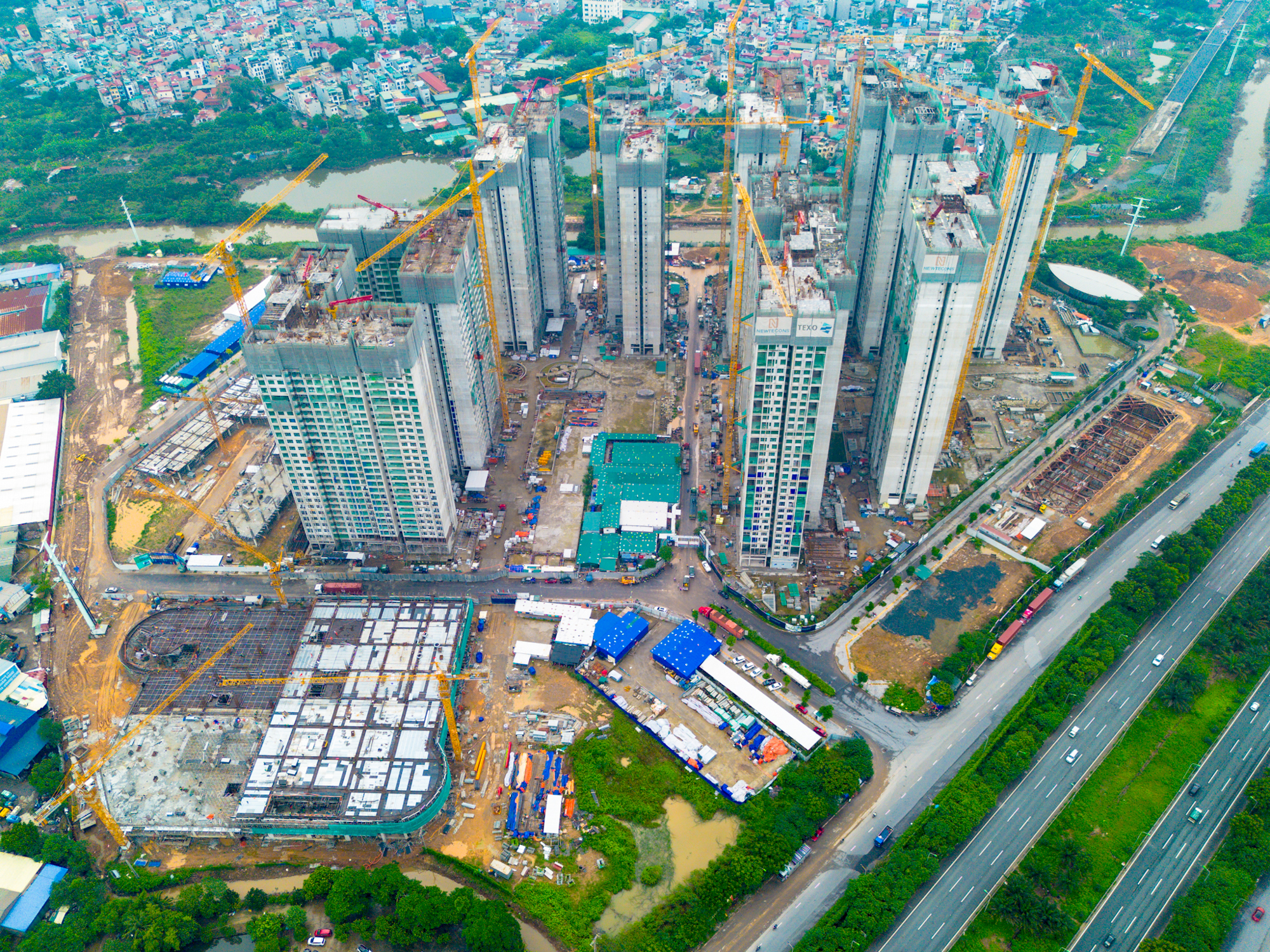 Dự án từng có 5.000 người xếp hàng tranh mua ở Hà Nội: Giá tăng gấp rưỡi sau hơn một năm, đang chuẩn bị cất nóc - Ảnh 1.