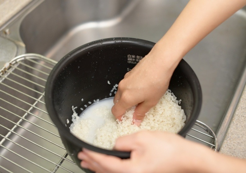 Nấu cơm chỉ cho nước thì quá xoàng: Thêm 2 thứ này, cơm dẻo thơm ngon gấp 10- Ảnh 2. Nấu cơm chỉ cho nước thì quá xoàng: Thêm 2 thứ này, cơm dẻo thơm ngon gấp 10- Ảnh 2.