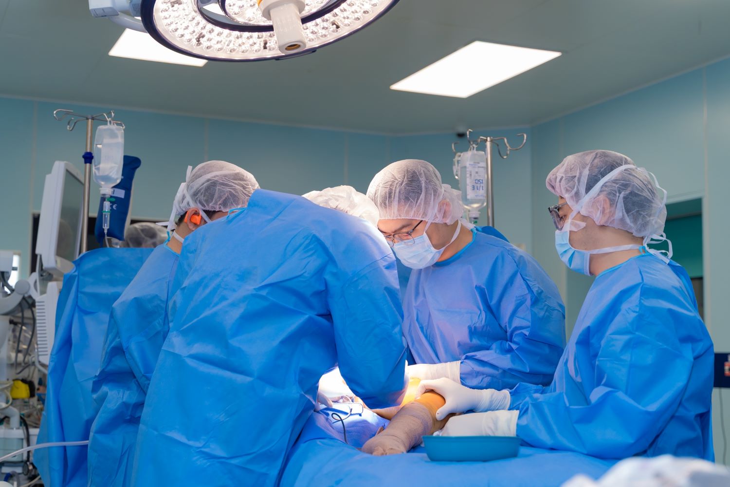 Bé gái 12 tuổi đầu tiên ở Việt Nam được thay khớp háng 3D - Ảnh 2.