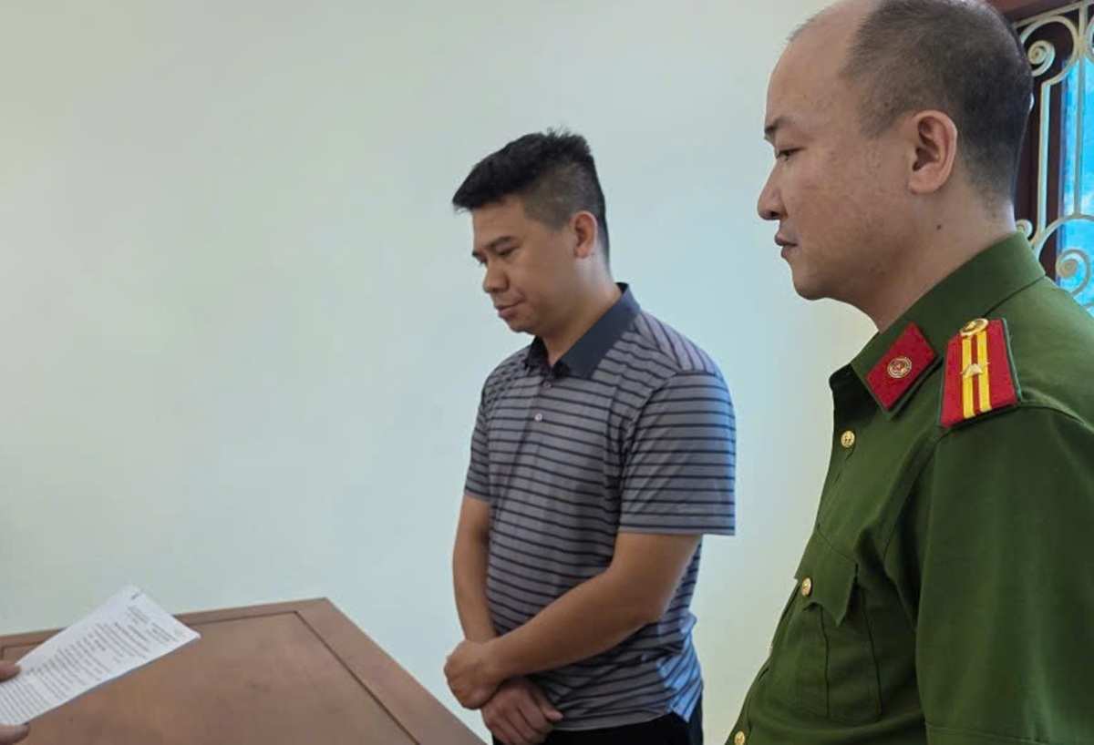 Bắt cựu cán bộ xã lập khống hợp đồng chiếm 2,6 tỉ đồng - Ảnh 1.