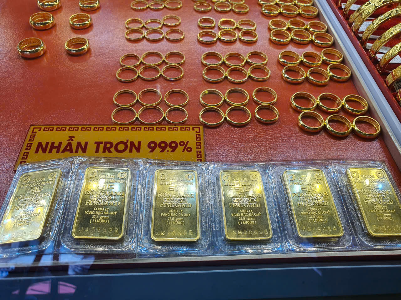 Tối nay 17-10, giá vàng đang lao dốc mạnh - Ảnh 1.