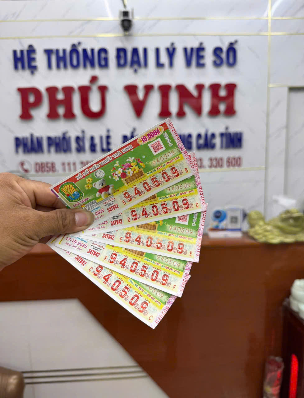 Xổ số miền Nam ngày 17-10: Người phụ nữ trúng 5 vé độc đắc, chỉ nhận tiền mặt 1,5 tỉ đồng - Ảnh 1.