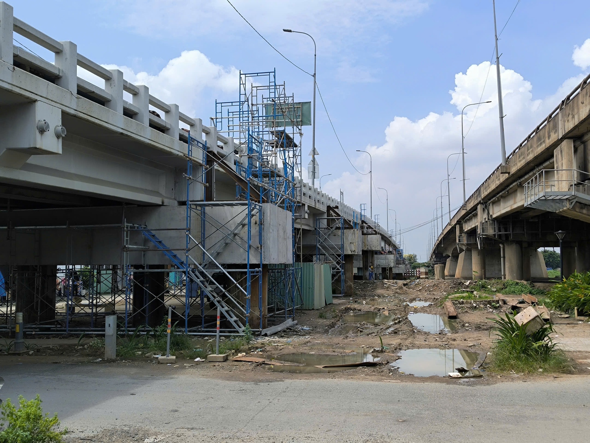 "Thần đèn" bắt đầu nâng cầu Bình Phước 1 lên cao thêm 1,25 m - Ảnh 1.