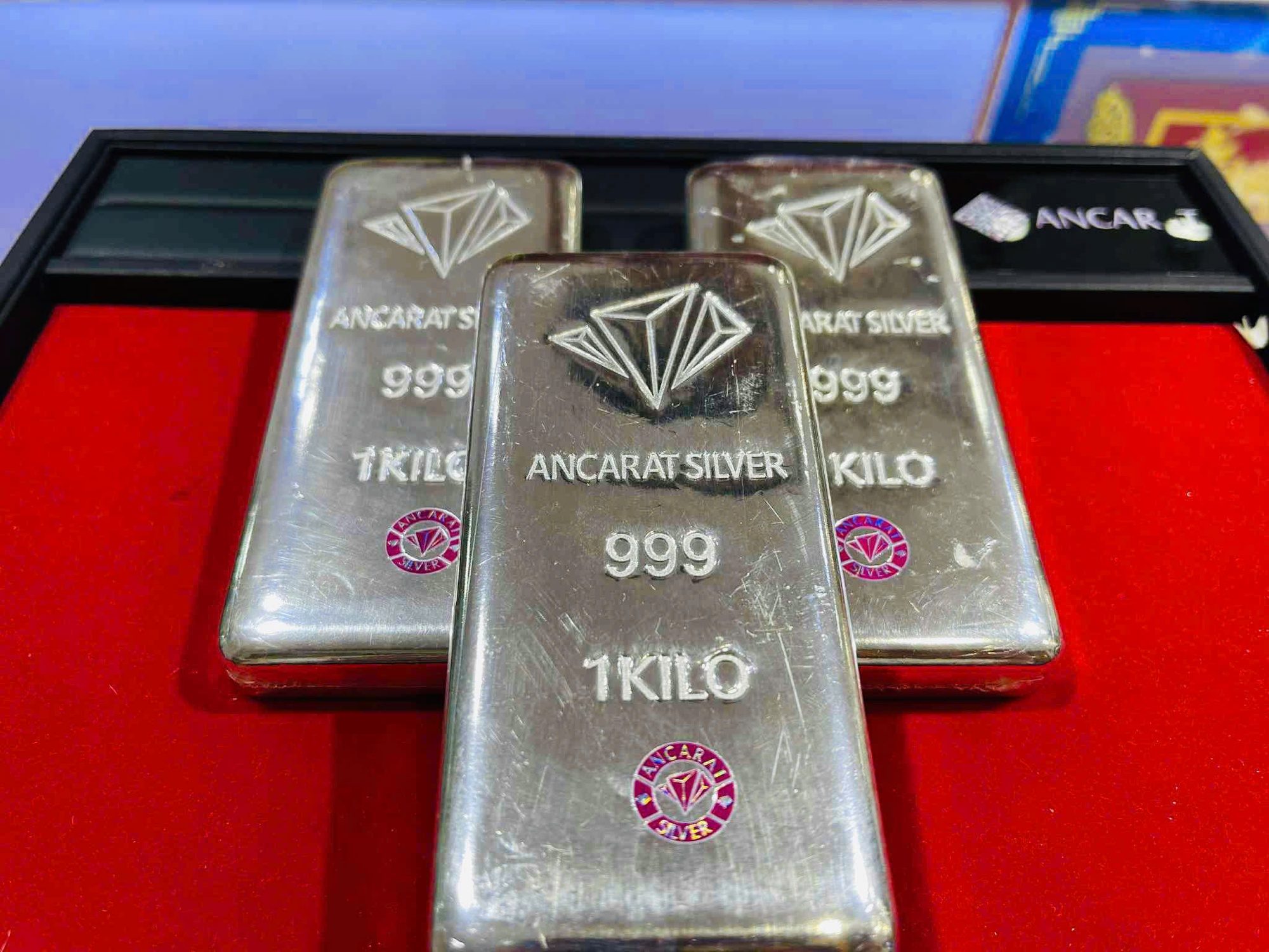 Giá bạc giảm mạnh, người dân "vét" cháy hàng - Ảnh 2.