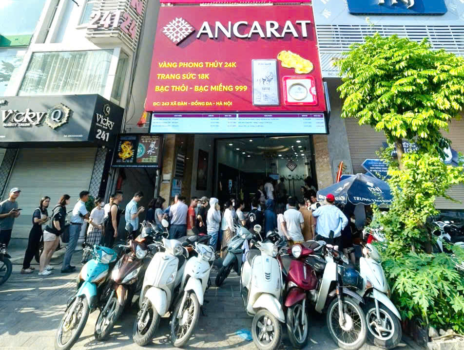 Giá bạc giảm mạnh, người dân "vét" cháy hàng - Ảnh 1.