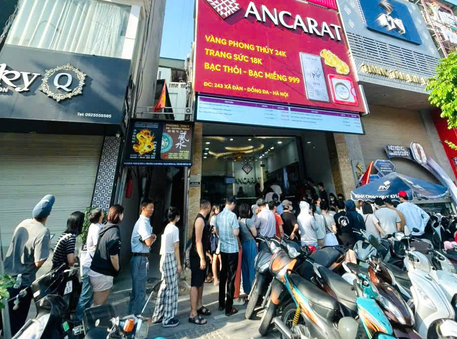 Giá bạc giảm mạnh, người dân "vét" cháy hàng - Ảnh 3.