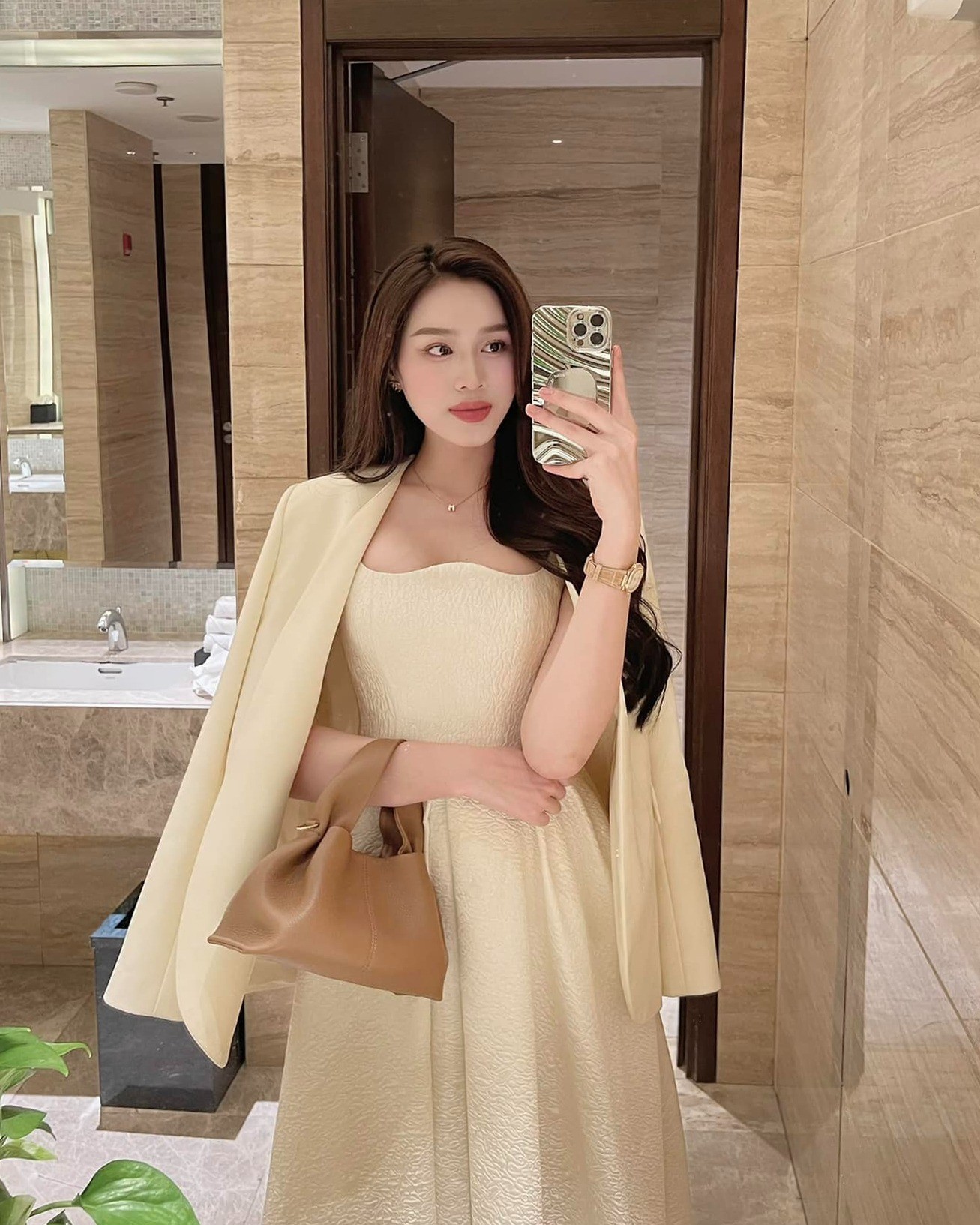 3 nàng hậu lấy thiếu gia hot nhất nhà Sen Vàng: Bí ẩn nhất là người "biến mất" ngay sau đám hỏi! - Ảnh 6. 3 nàng hậu lấy thiếu gia hot nhất nhà Sen Vàng: Bí ẩn nhất là người "biến mất" ngay sau đám hỏi! - Ảnh 6.