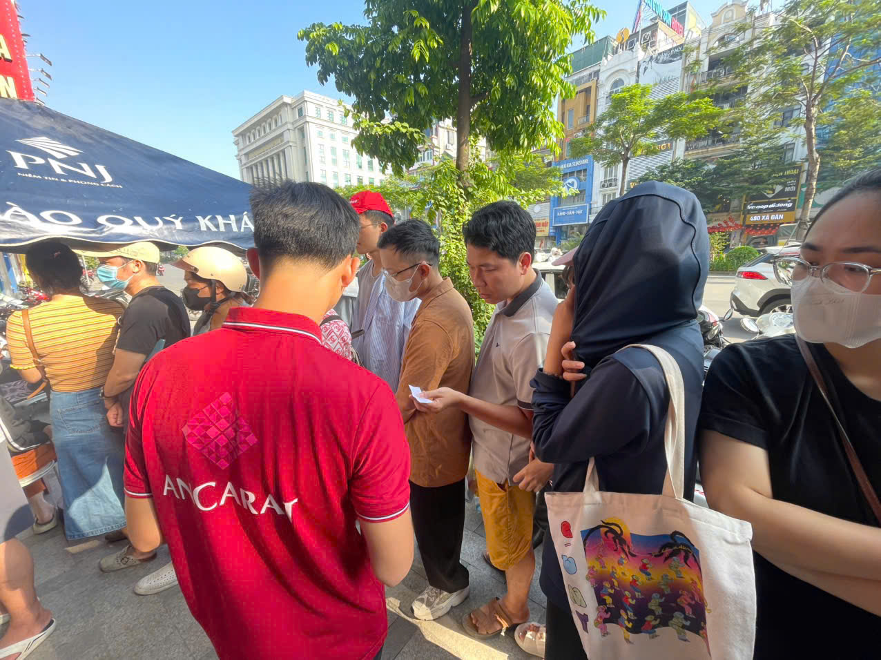 Giá bạc giảm mạnh, người dân "vét" cháy hàng - Ảnh 4.