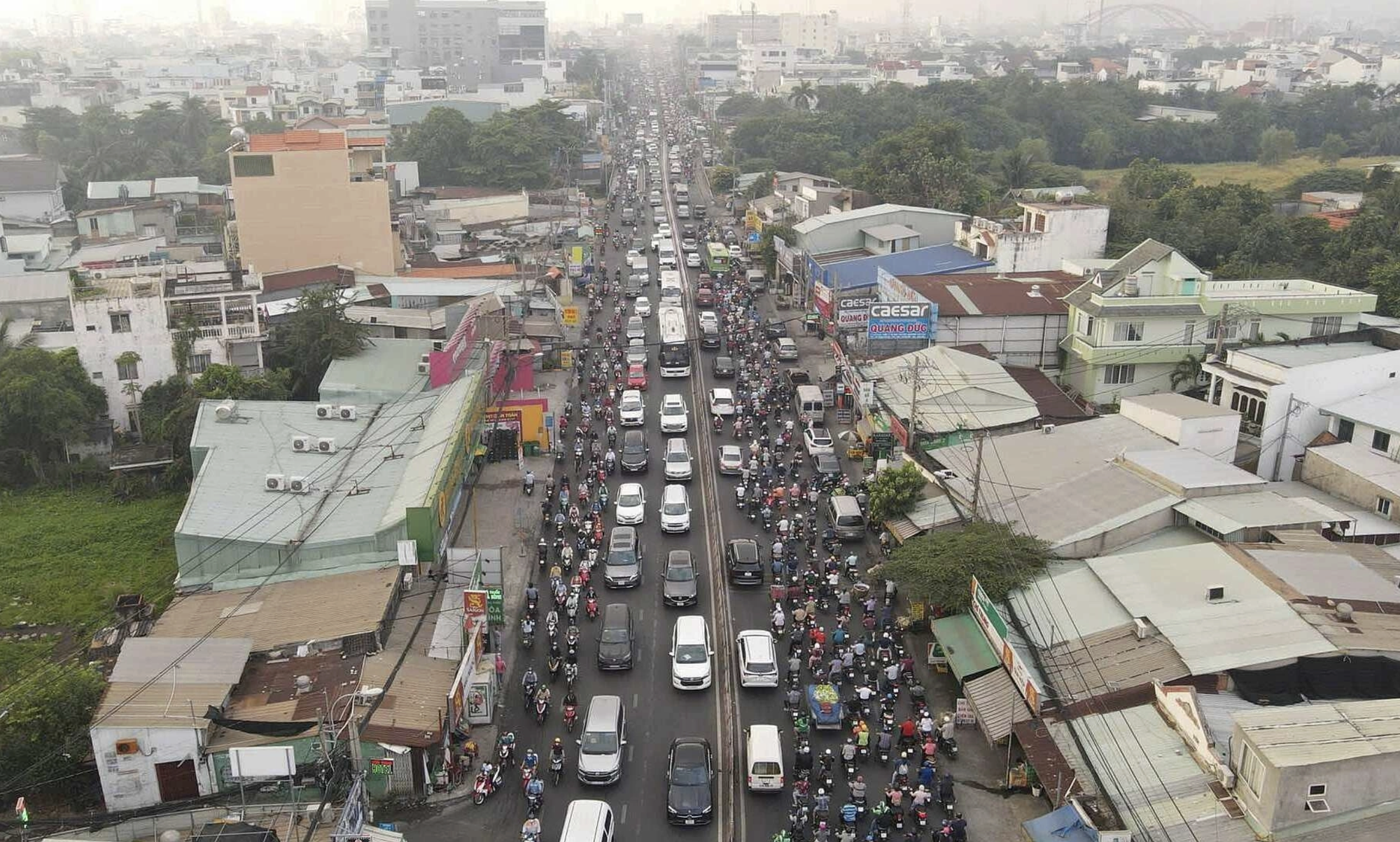 Thành phố đông dân nhất cả nước sắp khởi mở rộng tuyến quốc lộ 21.000 tỷ, kỳ vọng “giải cứu” ùn tắc cửa ngõ phía Đông Bắc - Ảnh 1.