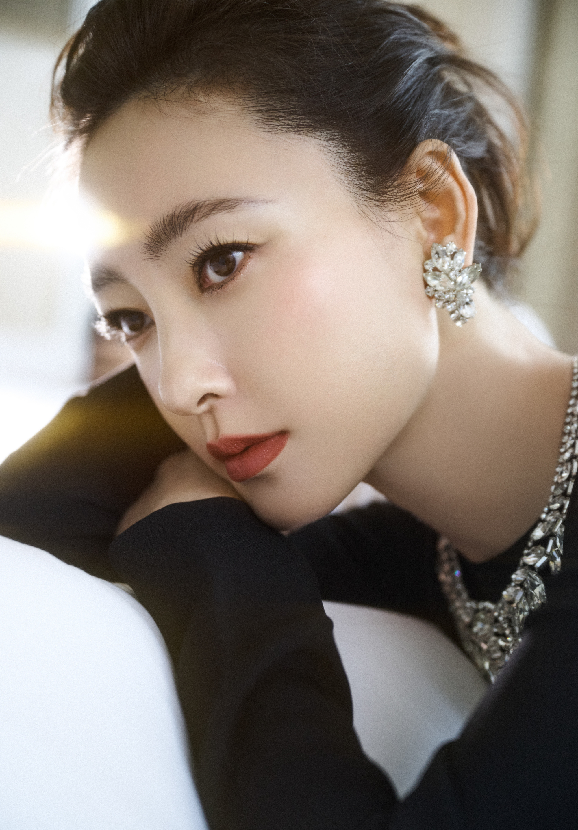 Vụ chồng đại gia của "mỹ nhân phim giờ vàng" bị bắt: Phát hiện sổ đen bao nuôi, mua dâm bằng tiền lừa đảo - Ảnh 3. Vụ chồng đại gia của "mỹ nhân phim giờ vàng" bị bắt: Phát hiện sổ đen bao nuôi, mua dâm bằng tiền lừa đảo - Ảnh 3.