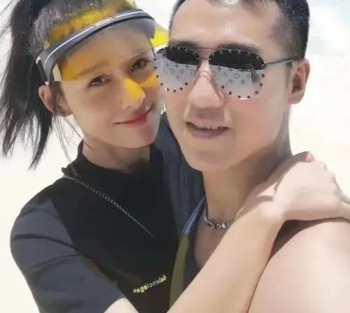 Vụ chồng đại gia của "mỹ nhân phim giờ vàng" bị bắt: Phát hiện sổ đen bao nuôi, mua dâm bằng tiền lừa đảo - Ảnh 4. Vụ chồng đại gia của "mỹ nhân phim giờ vàng" bị bắt: Phát hiện sổ đen bao nuôi, mua dâm bằng tiền lừa đảo - Ảnh 4.